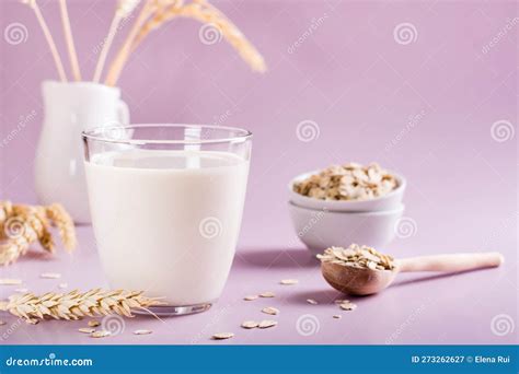 Leche De Avena Casera En Un Vaso Y Harina De Avena En La Mesa