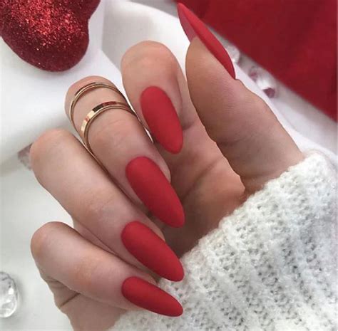 17 Lindas Ideias de Unhas Decoradas Vermelhas que você precisa tentar