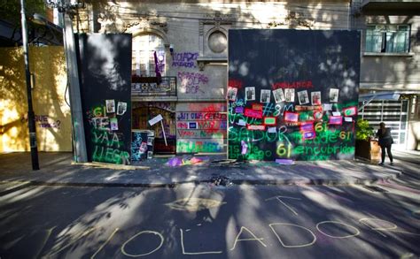 Así quedó la casa de Andrés Roemer tras manifestación del 8M El Siglo