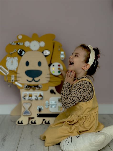 Zabawki rozwojowe - jakie wybrać dla swojego dziecka? | FoxyFamily