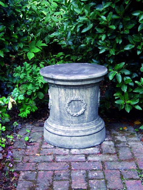 Round Laurel Plinth Garden Pedestal