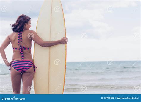 Mujer Delgada En Bikini Con La Tabla Hawaiana En La Playa Foto De