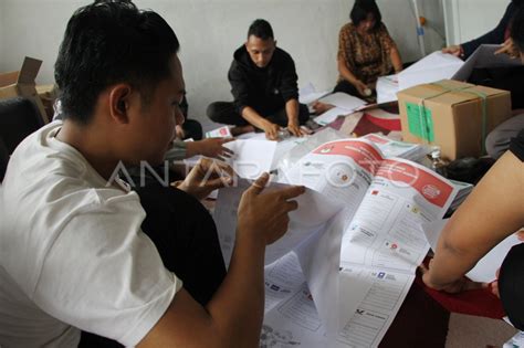 Pelipatan Surat Suara Pemilu Di Palangka Raya Antara Foto