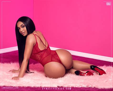 Ravishing Ebony Babe Poses Rather Seductively 11 Photos