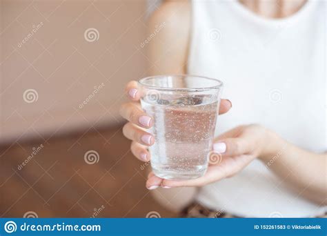 Manos Femeninas Que Sostienen Un Vidrio Claro De Agua Un Vidrio De Agua