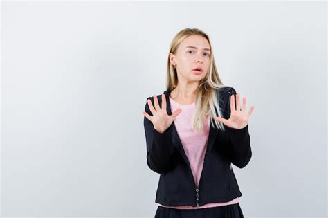 Jeune femme blonde charmante isolée Photo Gratuite