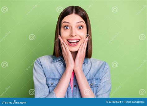 Foto De Hooray Brunette Pelo Jovencita Cara Usar Jeans Chaqueta Aislada En Color Verde Fondo