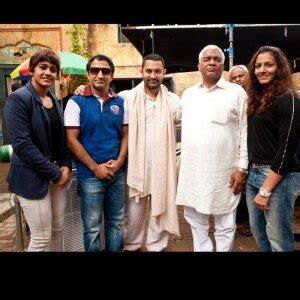 Geeta Phogat posing with father Mahavir, sister Babita and Aamir Khan ...