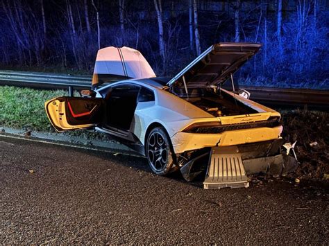 Non Si Ferma All Alt Della Polizia E Si Schianta Con La Lamborghini