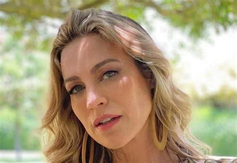 SBT TV Luana Piovani abusa da sensualidade lingerie de onça