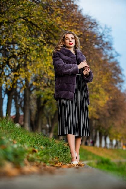 Premium Photo Delicate Pleats Lady Looking Trendy Walk In Street