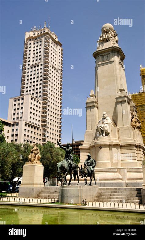 Denkmal F R Miguel De Cervantes Mit Don Quijote Und Sancho Panza Auf