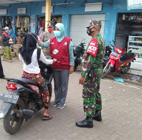 Babinsa Pastikan Pengunjung Dan Pedagang Pasar Tradisonal Terapkan