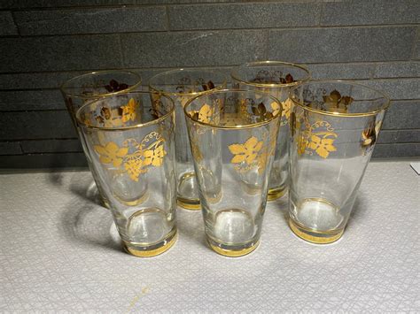 Se produkter som liknar Sex glas med gulddekor på Tradera