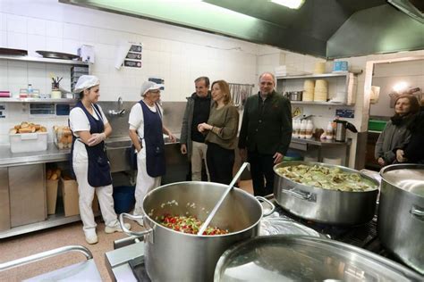 Natalia Chueca Felicita La Navidad Al Personal Municipal De Guardia