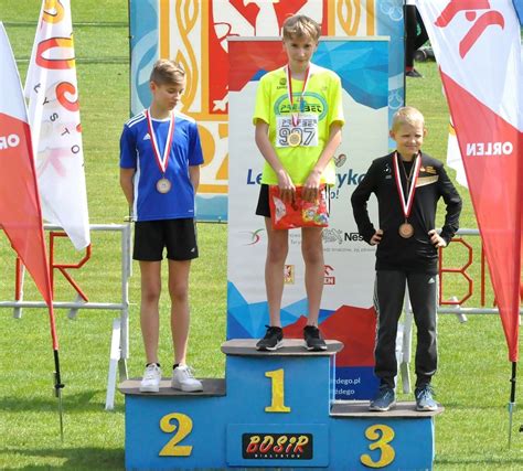 Młodzi lekkoatleci z medalami FOTO