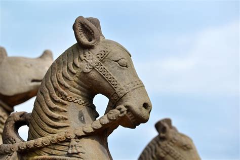 Estatuas De Piedra Budistas En Bhaktapur Nepal Foto Premium