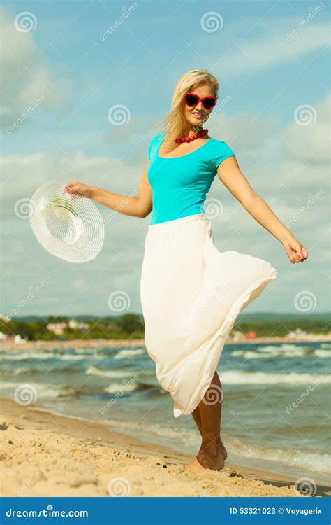 Belle Fille Blonde Dans Le Chapeau Sur La Plage Image Stock Image Du Marche Compl Tement