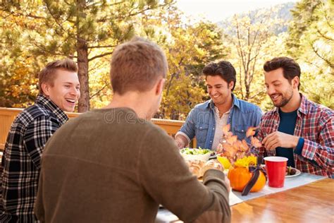Grupo De Amigos Masculinos Gay Que Disfrutan De La Comida Al Aire Libre