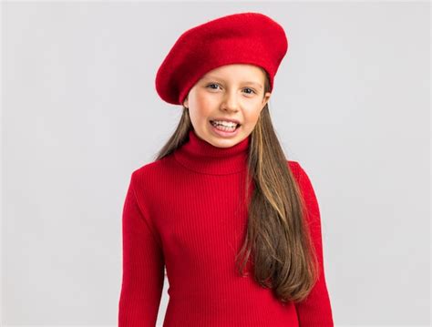 Joyeuse Petite Fille Blonde Portant Un Béret Rouge Regardant La Caméra Et Souriante Isolée Sur