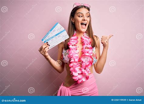 Giovane E Bella Turista In Vacanza Con Su La Carta D Imbarco Bikini E Hawaiian Lei Immagine