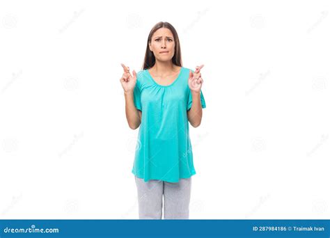 30 Jaar Oude Mooie Brunette Vrouw Met Zwart Stromend Haar Kruiste Haar Vingers En Hoop Op Succes