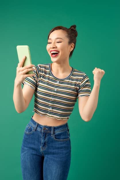 Premium Photo Portrait Of A Smiling Woman Making Selfie Photo On