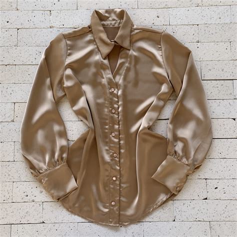 CAMISA ACETINADA BOTÕES NA GOLA LUXO NUDE Dondoca Moda Feminina
