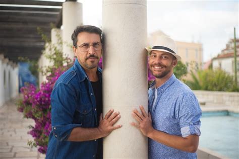 Sonriente Pareja Gay En Viaje Rom Ntico Foto Premium