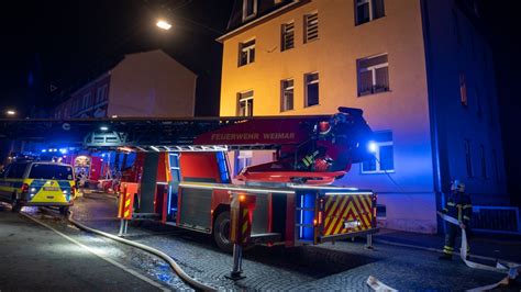 Wohnungsbrand In Weimar Feuerwehr Rettet Bewohner Und Hund Aus Dem Geb Ude