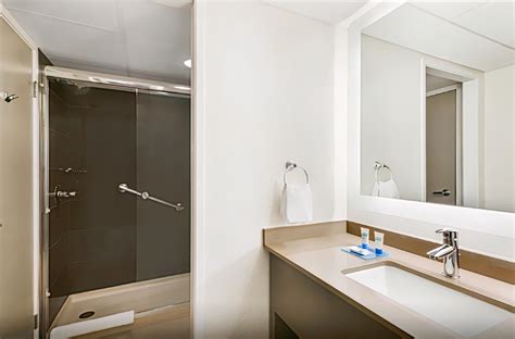 Hyatt House Charlotte Airport, Eagle Lake : hotel during the day