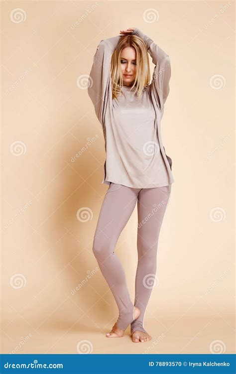 Physique Sportif De Belle Jeune Femme Blonde Sexy Photo stock Image du pratique aérobic 78893570