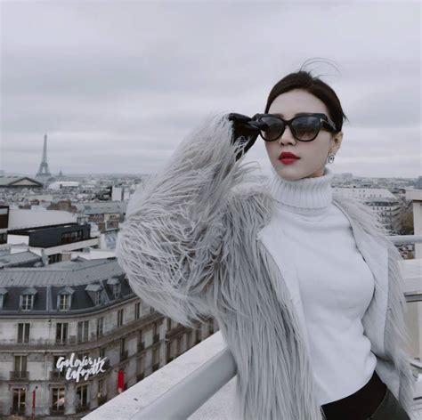 Nhan sắc hot girl hàng không cổ vũ World Cup 4 năm trước giờ ra sao