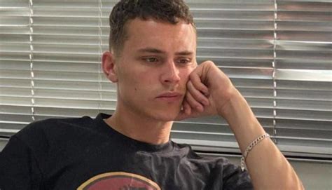 Aron Piper nudo è HOT BitchyX