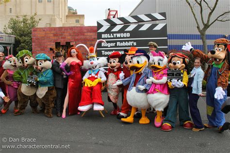 Disneyland Toontown Characters Early Morning In Mickeys Toontown