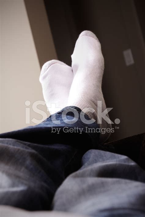 Мужские ноги в белых носках - 92 фото