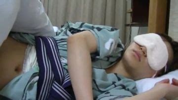 Une jeune qui dort réveillée par la bite de papa Porn