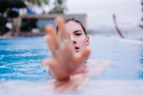 Feliz Joven Mujer Europea Delgada En Bikini Rosa Brillante Piscina Azul Foto Gratis