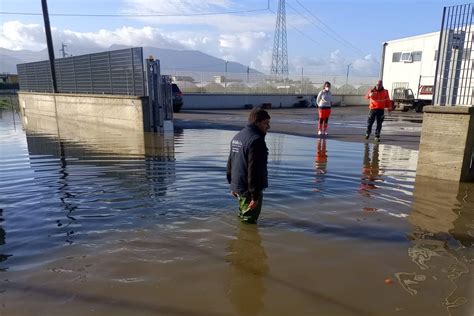 Maltempo Salerno Si Contano I Danni Strade E Campi Allagati L Acqua