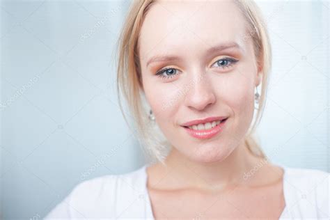 Cute young woman smiling — Stock Photo © listercz #12274606