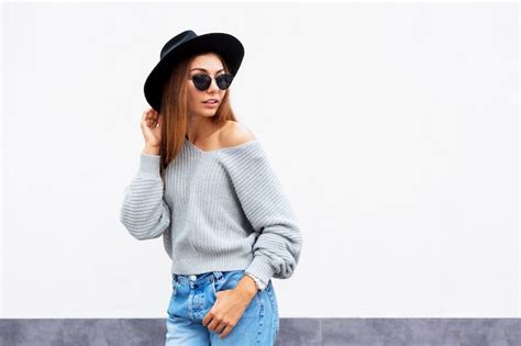 Free Photo Fashionable Portrait Of Smiling Elegant Brunette Girl In Sunglasses