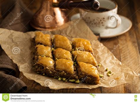 Baklava Hecho En Casa Con Las Nueces Y La Miel Imagen De Archivo