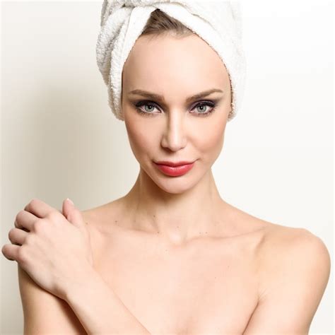 Free Photo White Face Person Perfect Bathroom