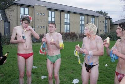 Etre Nu Partout Bizutage Naked