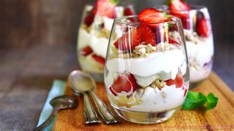 Verrines au muesli yaourt et fraises facile et rapide découvrez les