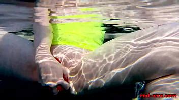 Red XXX se folla el coño con un juguetito en la piscina XVIDEOS