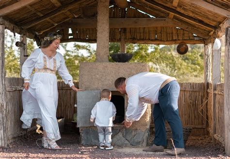 Uma família em um acampamento na selva Foto Premium