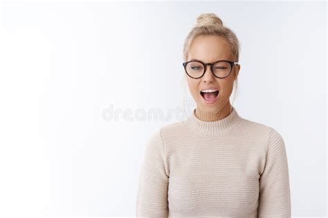 Belle Femme Blonde élégante Et Cochonne Avec Des Lunettes Avec Une Coiffure Chatoyante