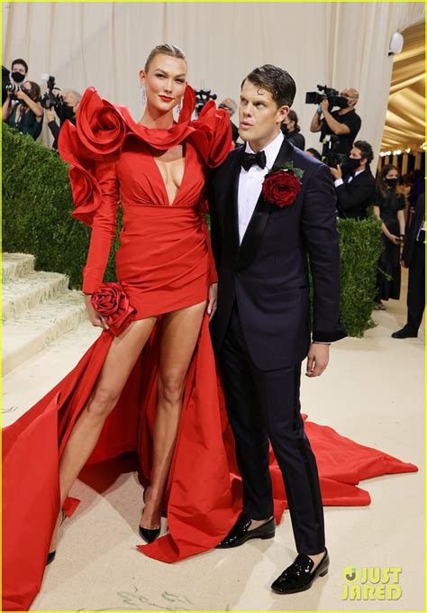 Karlie Kloss Goes Red Hot For Met Gala Photo Photos