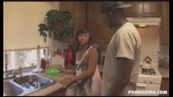 Lesbiana de ébano le da una lección a una cachonda en un consolador XVIDEOS